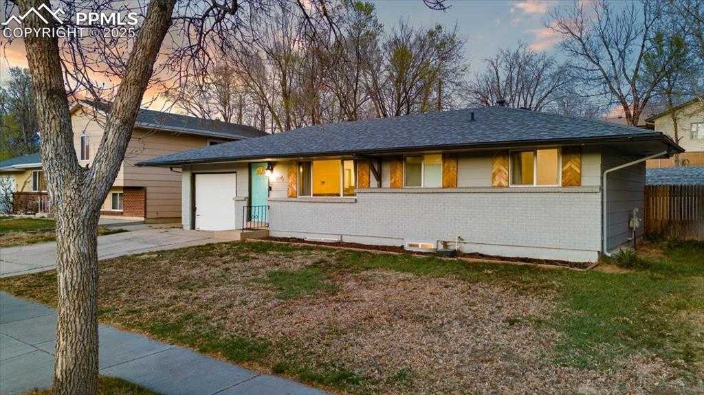 2121 Carmel Dr photo 1 of 34
