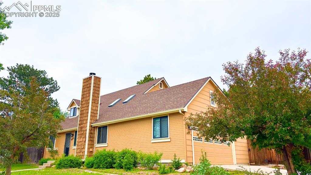 8445 Williamsburg Dr photo 1 of 40