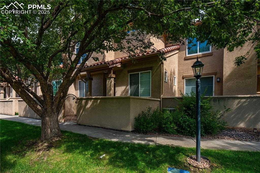 1420 Courtyard Hts photo 1 of 16